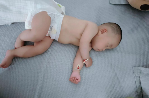 微山宝宝胳膊上起红疙瘩